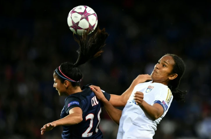 La capitaine du PSG Shirley Cruz (g) face à la Lyonnaise Wendie Renard en Ligue des champions, au Parc des Princes, le 2 mai 2016