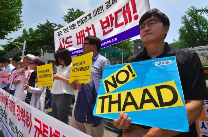 Des militants pacifistes sud-coréens manifestent contre le déploiement du système THAAD conçus pour intercepter des missiles balistiques, le 8 juillet 2016 devant le ministère de la Défense à Séoul