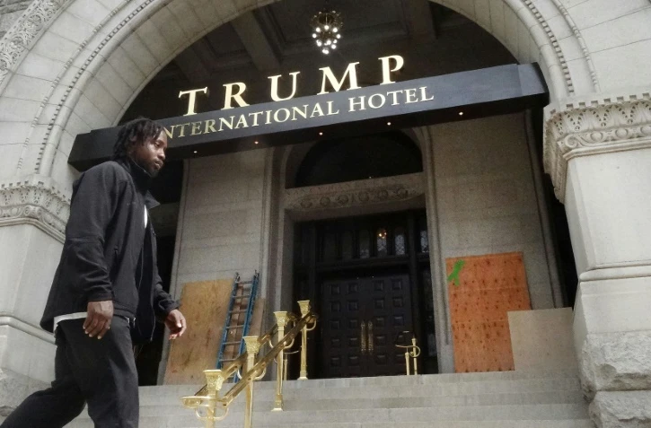 Des pancartes recouvrent les phrases "La vie des noirs compte" et "Pas de justice, pas de paix" qui ont été écrites sur l'hôtel Trump à Washington, le 2 octobre 2016