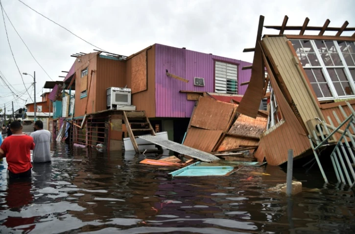 Maisons détruites et rue inondée à Juana Matos, sur l'île de  Porto Rico, le 21 septembre 2017 après le passage de l'ouragan Maria