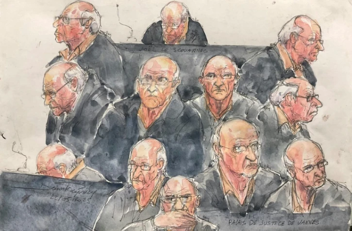 Croquis d'audience du 22 mai 2025 montrant l'ex-chirurgien pédocriminel Joël Le Scouarnec réagissant lors de l'audience de son procès pour viols et agressions sexuelles, au palais de justice de Vannes, dans le Morbihan
