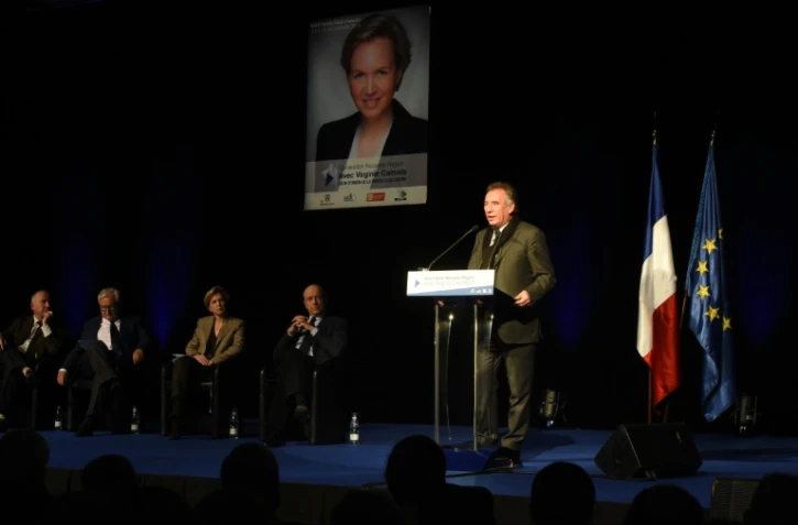 Le président du Modem Francois Bayrou (d) à un meeting LR aux côtés de  Dominique Bussereau, Jean-Pierre Raffarin, Virginie Calmels, candidate LR en Aquitaine-Limousin-Poitou-Charentes, et Alain Juppé (de g à d), le 28 novembre 2015 à Bordeaux