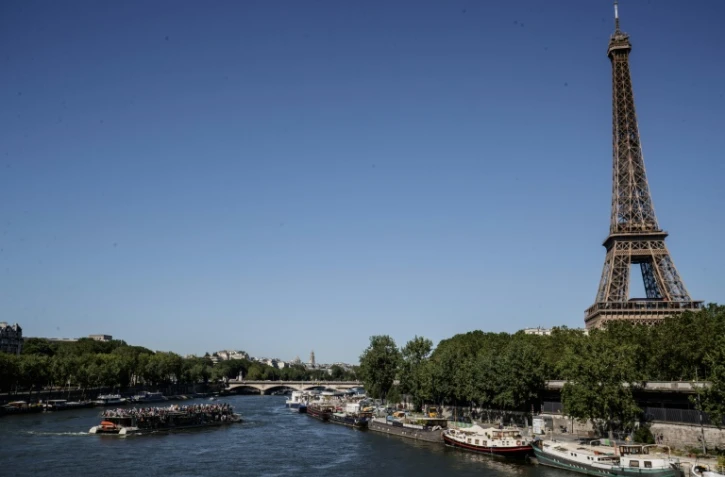 Un bateau de touristes sur la Seine passe devant la Tour Eiffel, le 13 juin 2021 à Paris