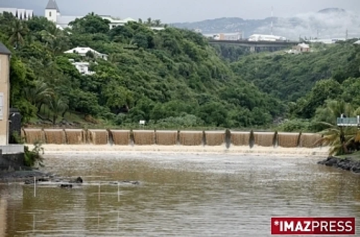 Saint-Pierre lundi 6 avril 2009 -

Une voiture a été emportée par la rivère d'Abord - Photo Nano