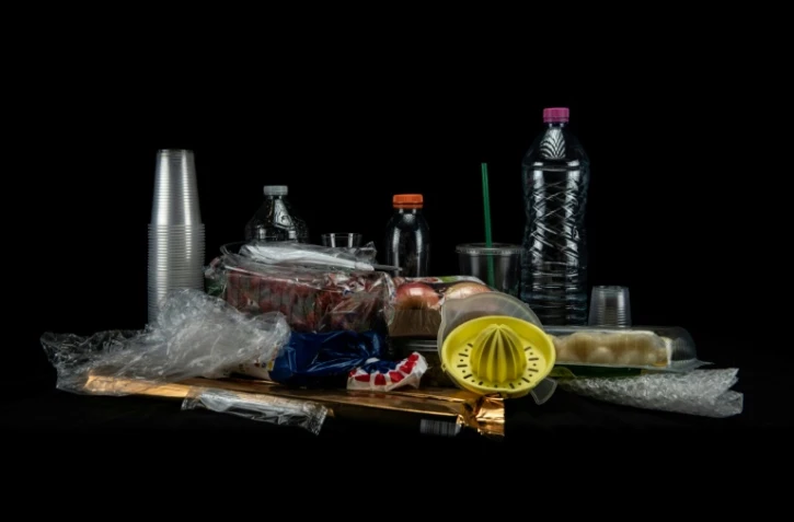 Exemple d'usages de plastique alimentaire, le 12 août 2018 à Paris