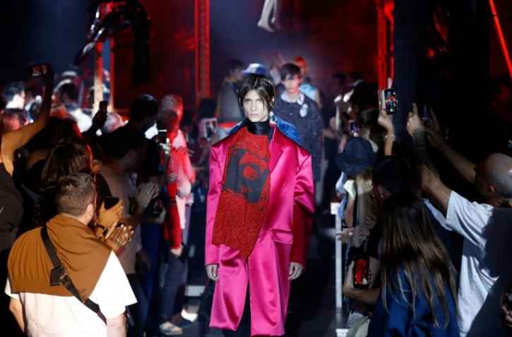 Chez Raf Simons, le rose est fushia et satiné, comme sur ce manteau présenté pour la collection printemps/été 2019 à Paris, le 20 juin 2018