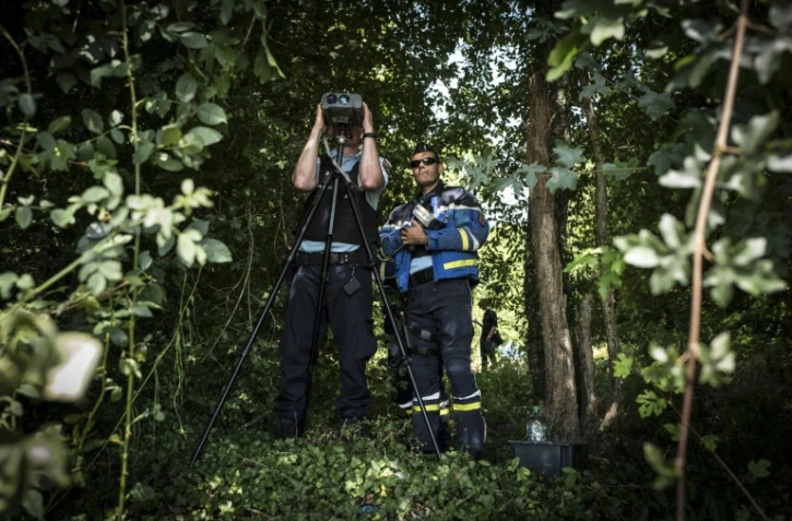 Embusqué dans un sous-bois, un gendarme procède à un contrôle de vitesse "pédagogique" le 2 juillet 2018