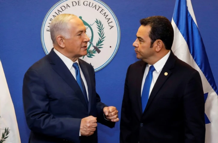 Le Premier ministre israélien Benjamin Netanyahu (à gauche) converse avec le président du Guatemala Jimmy Morales avant l'inauguration de l'ambassade du Guatemala, le 16 mai 2018 à Jérusalem
