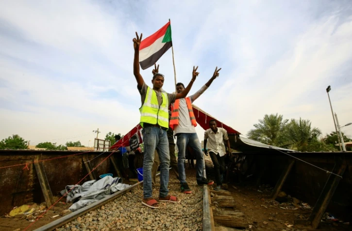 Des manifestants soudanais réclamant le transfert du pouvoir à une autorité civile le 12 mai 2019 à Khartoum