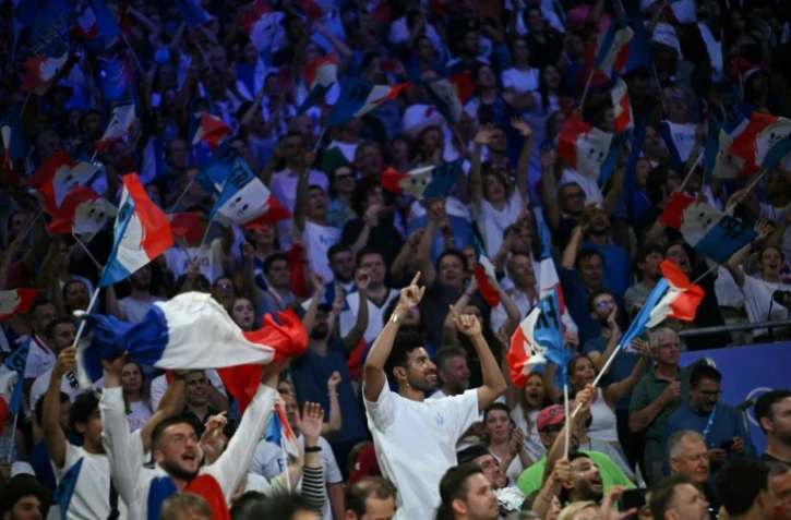 Le public en liesse après la victoires des volleyeurs en finale du tournoi olympique, la 15e médaille d'or française de ces Jeux, le 10 août 2024 à Paris