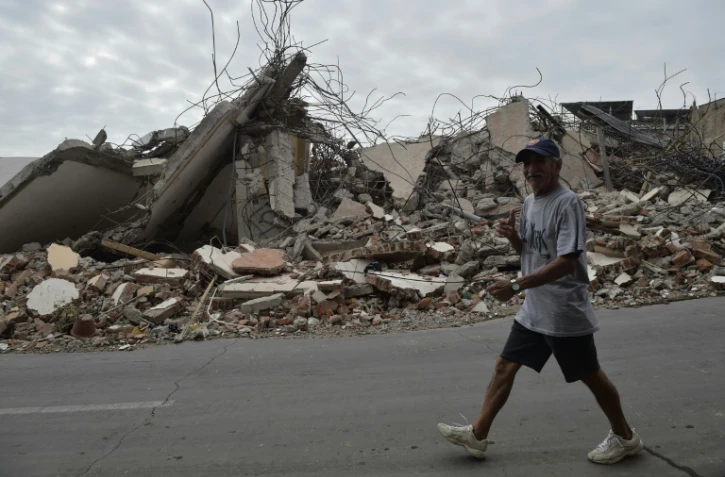 Un homme au milieu des décombres après un séisme le 28 mai 2016 à Manta en Equateur