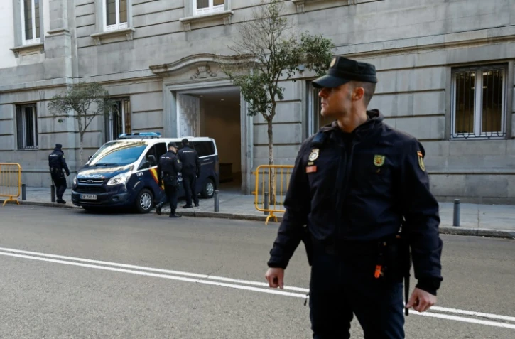 Un fourgon de police transportant des leaders séparatistes catalans arrive à la Cour suprême à Madrid, le 1er décembre 2017
