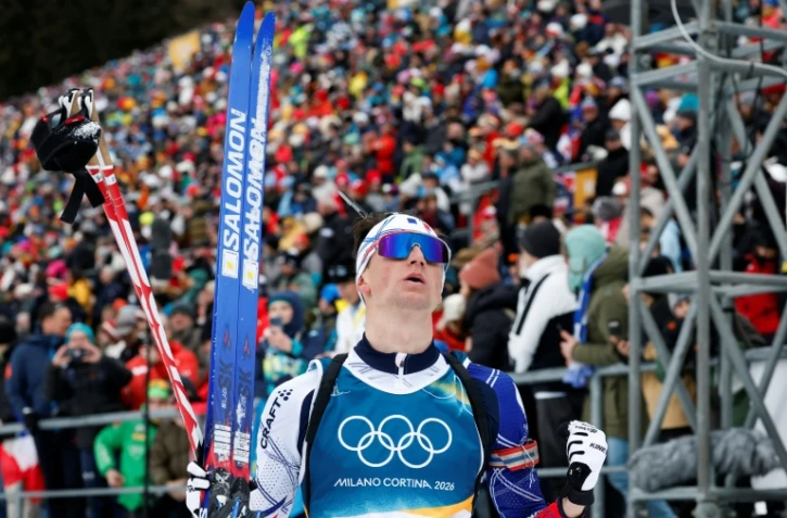 Le biathlète français Eric Perrot, médaillé d'argent de l'individuel, aux JO de Milan Cortina, le 10 février 2026 à Anterselva