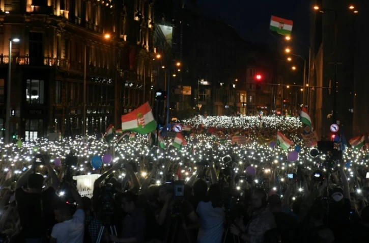 Des dizaines de milliers de Hongrois protestent contre la réélection du Premier ministre Viktor Orban, le 21 avril 2018 à Budapest
Tens of thousands of Hungarians took to the streets in Budapest for a second consecutive Saturday to protest against newly reelected Prime Minister Viktor Orban.