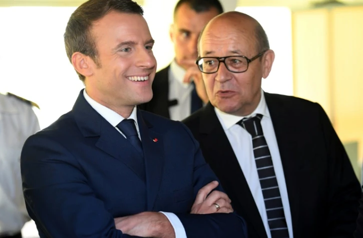 Emmanuel Macron et son ministre des Affaires étrangères Jean-Yves Le Drian à Etel, le 1er juin 2017