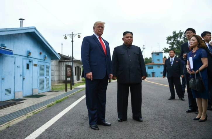 Le président américain Donald Trump et le leader nord-coréen Kim Jong Un dans la zone de démarcation entre les deux Corées le 30 juin 2019 à Panmunjon