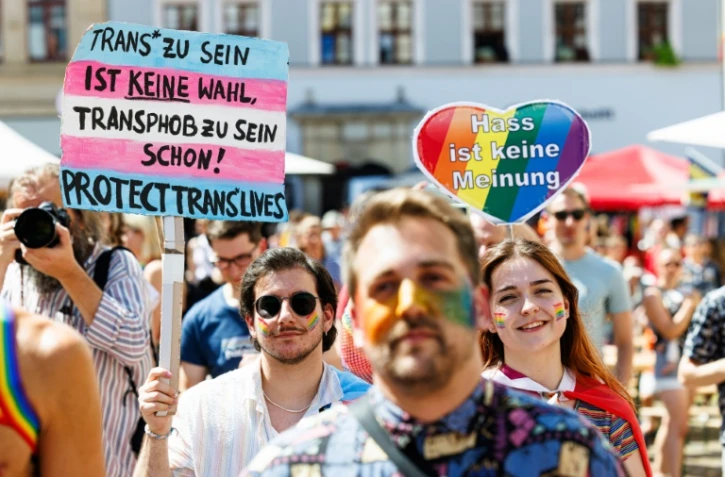 Des personnes manifestent en faveur des droits de la communauté LGBT+ dans l'est de l'Allemagne à Pirna lors du Christopher Street Day (CSD) le 13 juillet 2024. A partir du 1er novembre, les Allemands pourront changer de genre plus facilement grâce à l'entrée en vigueur de la loi sur l'autodétermination.