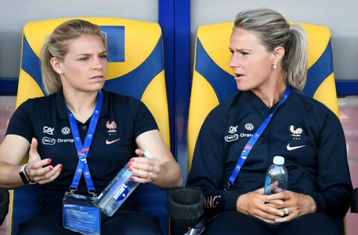 Eugénie Le Sommer et Amandine Henry sur le banc pendant un match amical de l'équipe de France contre la Chine le 31 mai 2019 à Créteil