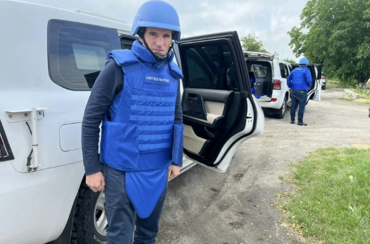 Photo prise et publiée le 15 juin 2023 par l'AIEA montrant son directeur, Rafael Grossi, près de sa voiture dans un lieu non précisée en Ukraine, sur la route le menant à la centrale nucléaire de Zaporijjia à Enerhnodar