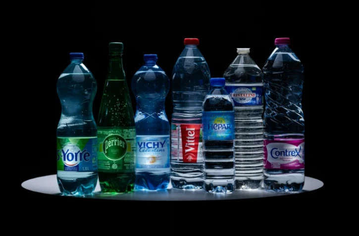 Des bouteilles d'eau de Nestlé Waters et Sources Alma, le 21 février 2024 à Paris