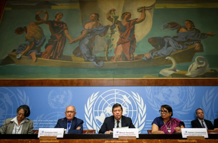 Les enquêteurs de l'ONU sur la situation des Rohingyas en Birmanie (2e à gauche) Christopher Sidoti, Marzuki Darusman (au centre) et Radhika Coomaraswamy (2e à droite) présentent leur rapport à Genève, le 27 août 2018