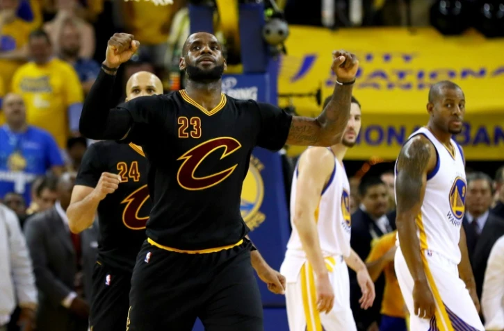 Le basketteur américain LeBron James célèbre la victoire de son équipe, le 19 juin 2016 à Oakland, aux Etats-Unis 