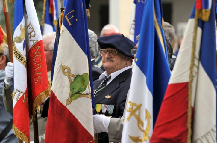 Des anciens combattants harkis participent à une cérémonie officielle devant le monument aux morts de Mas-Thibert à Arles, le 25 septembre 2011, lors de la Journée nationale d'hommage aux harkis