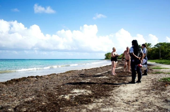 Des policiers en patrouille sur les plages des Salines, à Gosier, le 20 mars 2020 en Guadeloupe 