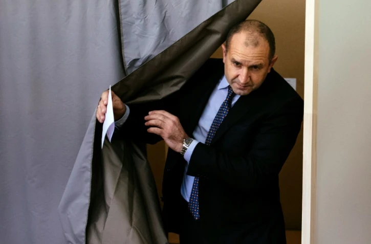 Le candidat socialiste à la présidentielle, Rumen Radev, vote le 13 novembre 2016 à Sofia