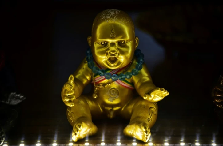 Une figurine "Fils doré" à vendre au temple bouddhiste Wat Sam Ngam dans la province de Nakhon Pathom, le 20 mai 2020 en Thaïlande