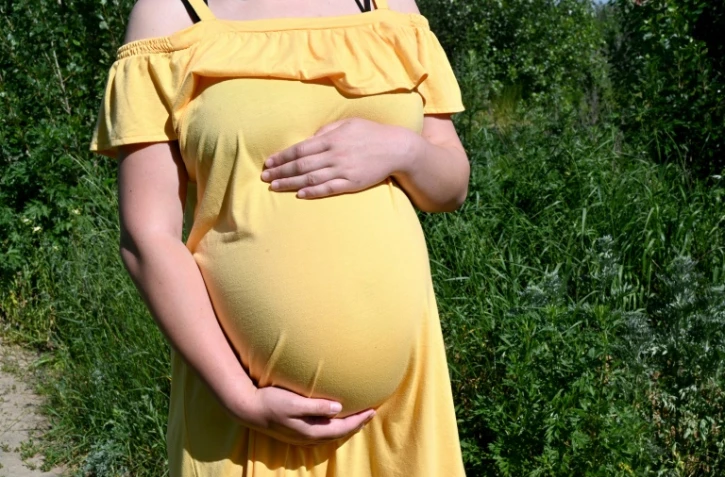 Olga, mère porteuse de 26 ans, est enceinte de jumeaux pour un couple chinois. Ici le 12 juin 2020 près de Kiev