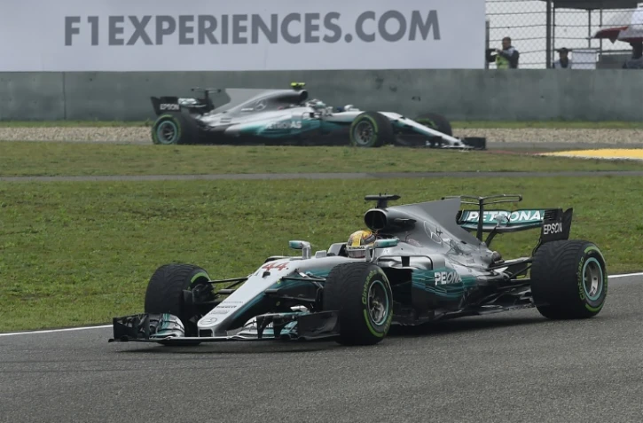 Le Britannique Lewis Hamilton au volant de sa Mercedes lors du GP de Chine, le 9 avril 2017 à Shanghai