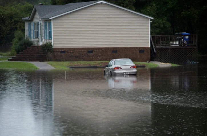 Une voiture est partiellement submergée le 16 septembre 2018 dans la petite commune de Grifton, en Caroline du Nord (sud-est des Etas-Unis), menacée par les inondations après le passage de l'ouragan Florence