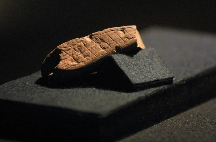 Photo prise le 23 janvier 2002 au musée Iziko du Cap d'un morceau d'ocre portant la gravure la plus ancienne attribuée à Homo sapiens en motifs géométriques, découverte en Afrique du sud