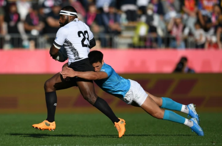 Le centre fidjien Levani Botia (g) plaqué par le centre uruguayen Manuel Cat lors du match de poules du Mondial à Kamaishi, le 25 septembre 2019