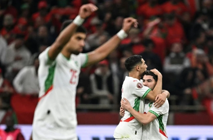 Les Marocains Achraf Hakimi et Brahim Diaz se congratulent après le quart de finale victorieux contre le Cameroun, en Coupe d'Afrique des nations, le 9 janvier 2026, à Rabat