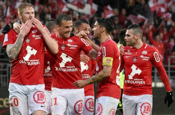 Les Brestois se congratulent après le but de Gaëtan Charbonnier contre Niort lors de la dernière journée de Ligue 2, le 10 mai 2019 au stade Francis Le Blé