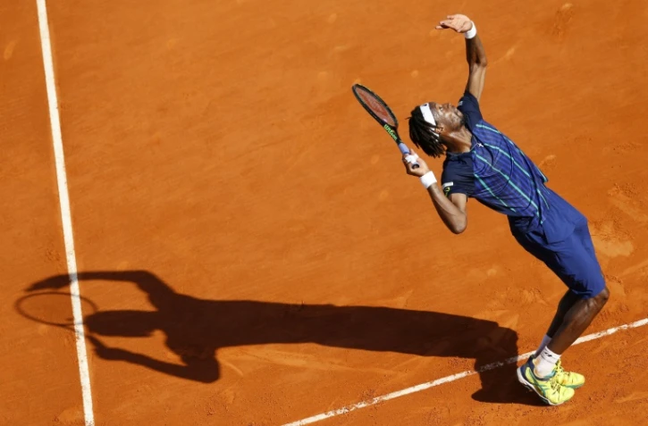 Gaël Monfils sert face à Jo-Wilfried Tsonga en demi-finale du Masters 1000 de Monte-Carlo, le 16 avril 2016 à Monaco