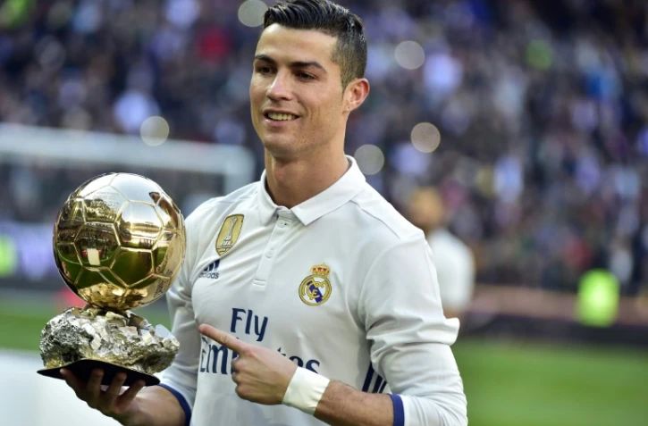 Cristiano Ronaldo sacré pour l'édition 2016, pose avec son 4e Ballon d'Or France Football avant un match contre Grenade, le 7 janvier 2017 à Madrid