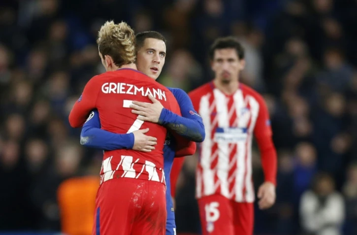 Le buteur français Antoine Griezmann, de dos, et le milieu de terrain belge Eden Hazard tombent dans les bras l'un de l'autre, le 5 décembre 2017 à Stamford Bridge, l'antre londonienne de Chelsea