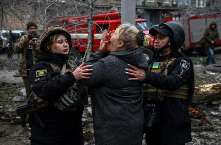 Une femme en pleurs devant un immeuble détruit par un bombardement russe à Sloviansk, Ukraine, le 14 avril 2023