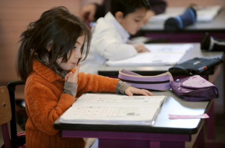 Une écolière du cours préparatoire (CP) réalise un exercice de lecture, le 29 Novembre 2010 à l'école Arthur Rimbaud d'Andrézieux-Bouthéon dans la banlieue de Saint-Etienne.