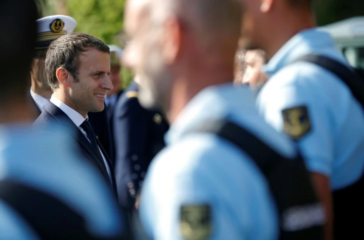 Emmanuel Macron rend visite aux soldats de la base navale de l'Ile Longue près de Brest, le 4 juillet 2017. 