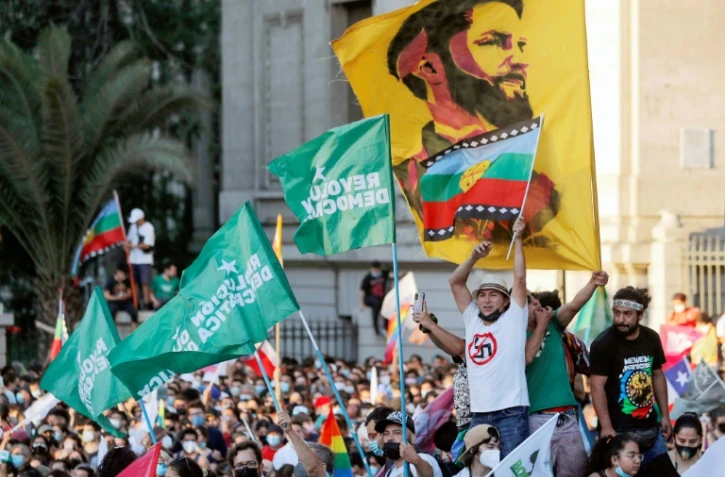 Une foule en liesse célèbre la victoire du candidat de gauche  Gabriel Boric à la présidentielle chilienne dans les rues de Santiago, le 19 décembre 2021