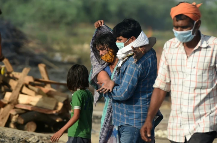Crémation de malades du Covid-19, qui ont succombé à la maladie, alors que leurs proches se recueillent, à Allahabad (Inde), le 4 mai 2021