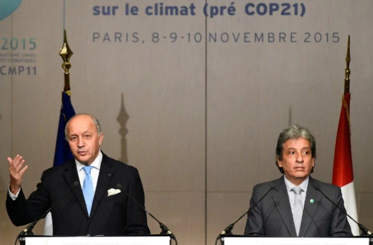 Le ministre français des Affaires étrangères Laurent Fabius (g) et le ministre péruvian de l'Environnement Manuel Pulgar-Vidal, le 8 novembre 2015 à Paris, lors d'une réunion de négociations sur le climat avant la COP21