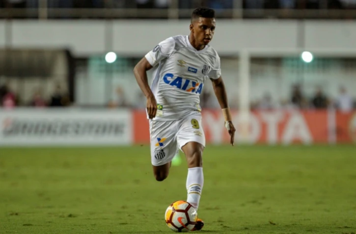 Le jeune attaquant brésilien de Santos Rodrygo, lors d'un match de Copa Libertadores contre le club péruvien du Real Garcilaso, le 24 mai 2018 à Santos