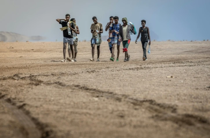 Des migrants éthiopiens marchent dans le désert, le 12 avril 2026, près d'Obock à Djibouti, en direction de l'Ethiopie, après avoir échoué à traverser jusqu'au Yémen