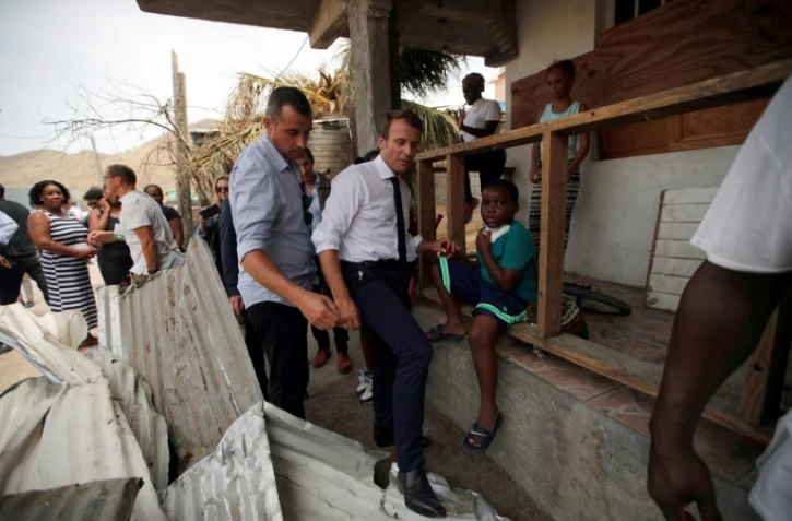 Le président français Emmanuel Macron au milieu des décombres après le passage de l'ouragan Irma à Saint-Martin, le 12 septembre 2017