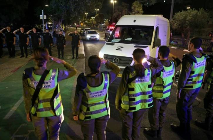Des véhicules transportant des dépouilles d'otages arrivent à l'institut de médecine légale de Tel-Aviv, le 15 octobre 2025